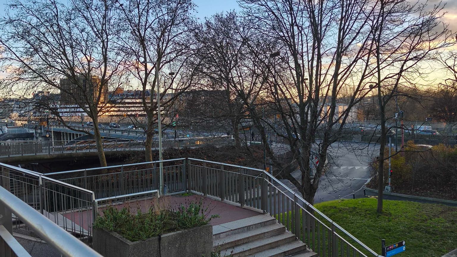 Certains clichés sont trop lissés, avec des éléments faisant penser à une aquarelle. 