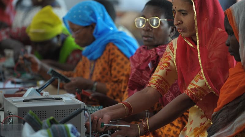 L'objectif de l'ONG Barefoot est double: permettre le développement énergétique de l'Inde et permettre à ses femmes de s'affranchir de certaines traditions. 