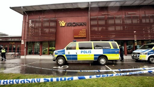 Des véhicules de police devant l'école où s'est produite une attaque au sabre, le 22 octobre 2015 à Trollhättan, en Suède Des véhicules de police devant l'école où s'est produite une attaque au sabre, le 22 octobre 2015 à Trollhättan, en Suède