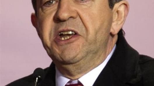 Jean-Luc Mélenchon met François Hollande en garde contre la tentation de courir derrière les 6,4 millions d'électeurs du Front national. Il suggère de laisser Nicolas Sarkozy s'enfoncer seul dans ce "piège". /Photo d?archives/REUTERS/Charles Platiau