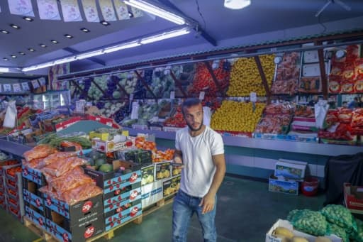 Un Palestinien travaille dans un marché de produits frais dans le quartier de Wadi al-Joz, à Jérusalem-Est occupée, le 3 juin 2020 Un Palestinien travaille dans un marché de produits frais dans le quartier de Wadi al-Joz, à Jérusalem-Est occupée, le 3 juin 2020