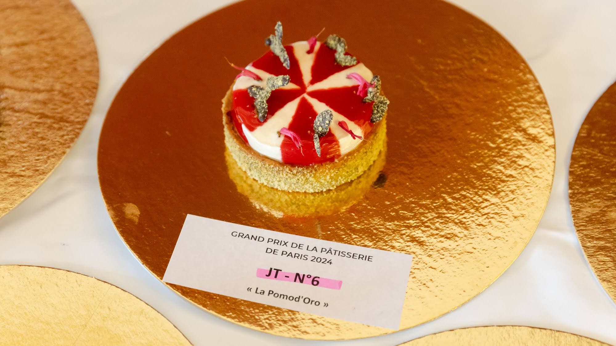 Avec sa pâtisserie nommée "La Pomod'Oro", Baptiste Willot a remporté le Prix Jeunes talents de la pâtisserie de la ville de Paris. Avec sa pâtisserie nommée "La Pomod'Oro", Baptiste Willot a remporté le Prix Jeunes talents de la pâtisserie de la ville de Paris.