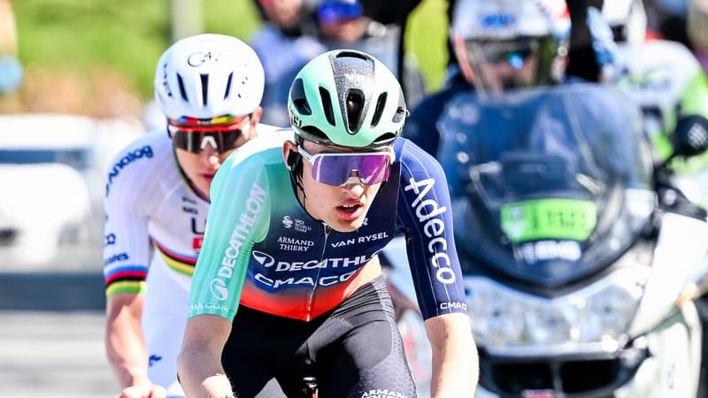 Paul Seixas devant Tadej Pogacar lors de Liege Bastogne Liege le 26 avril 2026 2298963