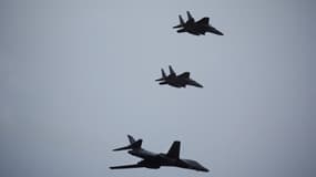 Un bombardier américain B1 vole avec des F-15K sud-coréens durant des célébrations du 76e anniversaire de l'armée sud-coréenne, le 1er ocotbre 2024.