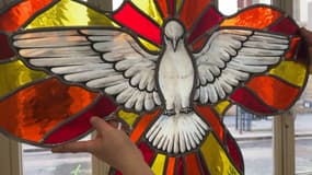 Des vitraux en cours de fabrication pour l'église Notre-Dame de Charly dans un atelier de Lyon.