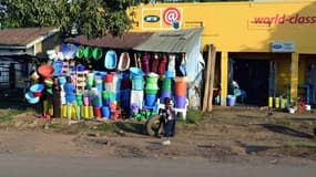 Les objets en plastique utilisés partout dans le monde : ici, à Kampala, en Ouganda.