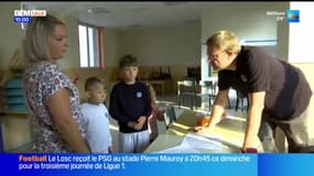 Denain: les élèves essaient leur futur uniforme 