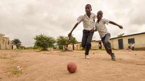 Des enfants jouent au foot dans la banlieue de Kinshasa, en République démocratique du Congo, en juin 2014. (photo d'illustration) 