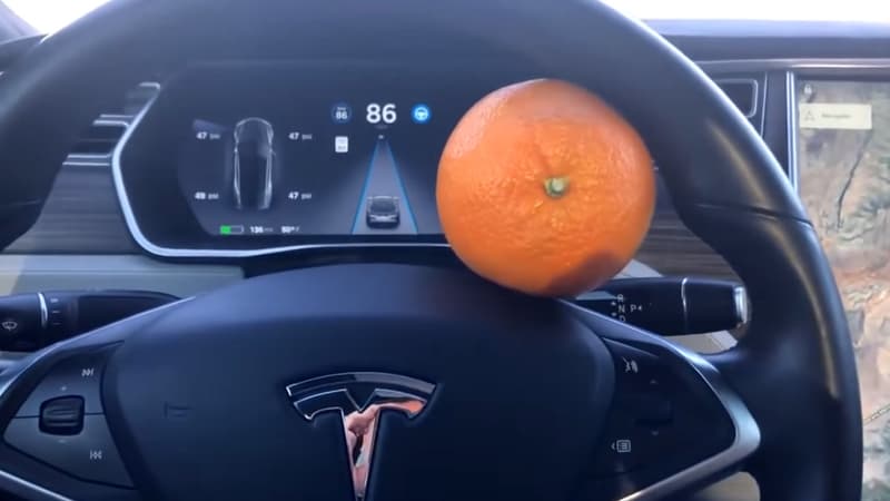 Un Américain a publié cette vidéo dans laquelle il montre comment il a pu berner l'Autopilot de sa Tesla, en remplacant sa main sur le volant par une simple orange.