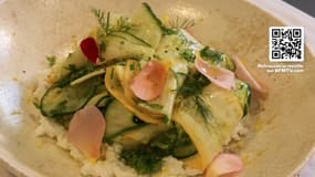 Une salade de courgettes et concombre au jus de pickles et ricotta fumée concoctée par Sara Oldenvik, la cheffe du traiteur parisien Chicken Bacon Lettuce.
