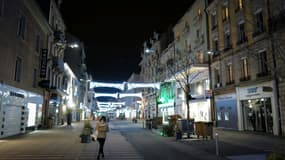 Une rue quasi vide de Belfort, dans l'est de la France, où le couvre-feu démarre dès 18H00, le 4 janvier 2021 