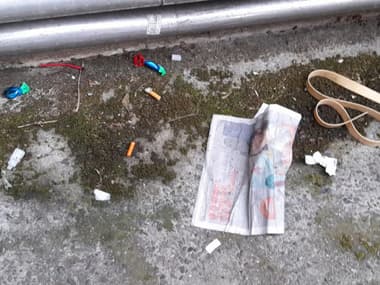 Des déchets autour de la place aux Bleuets à Lille (illustration).