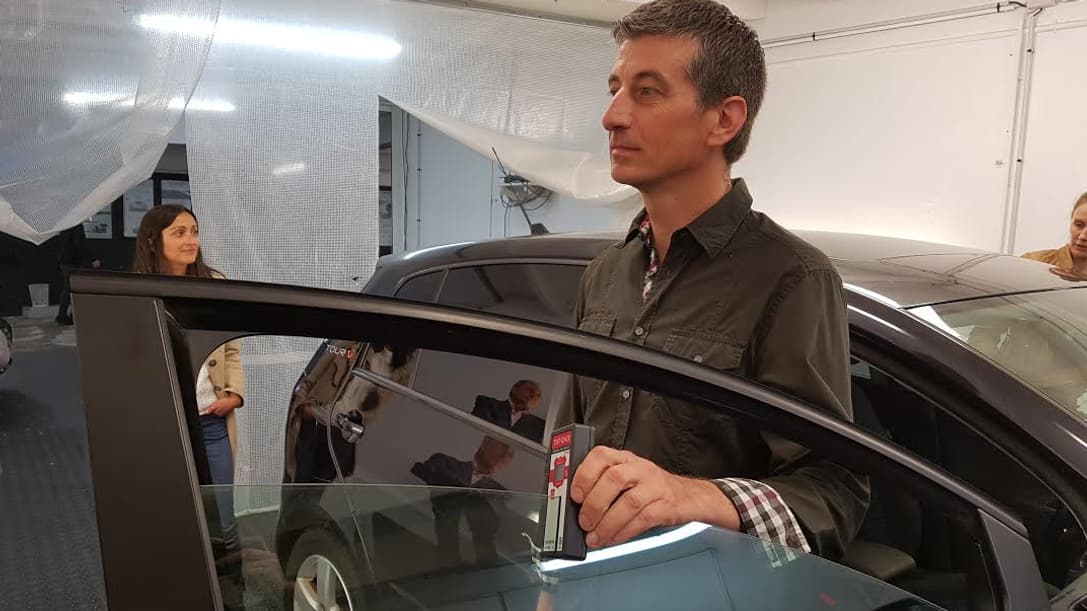 A l'aide du Photomètre, Benoît Lombard va mesurer l'opacité des vitres de cette voiture. L'une est dans la légalité, l'autre non. A l'aide du Photomètre, Benoît Lombard va mesurer l'opacité des vitres de cette voiture. L'une est dans la légalité, l'autre non.