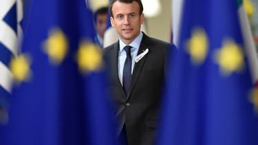 Emmanuel Macron ne compte pas changer de politique après les manifestations et les grèves de jeudi.
