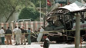 Le juge d'instruction chargé de l'enquête sur un attentat anti-français au Pakistan en 2002 a confirmé la piste d'une affaire de corruption en France susceptible d'impliquer Nicolas Sarkozy, a-t-on appris de source judiciaire. /Photo prise le 9 mai 2002/R