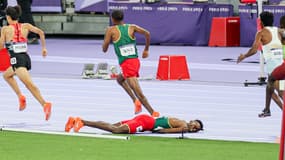 L'Ethiopen Lamecha Girma inconsicent sur la piste du Stade de France aux JO de Paris, le 7 août 2024