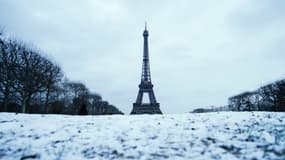 Le Champ de Mars sous la neige à Paris, le 9 janvier 2024 (image d'illustration)