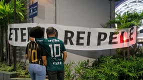 Une banderole en hommage au roi Pelé devant l'hôpital Albert Einstein de Sao Paulo, le 29 décembre 2022.