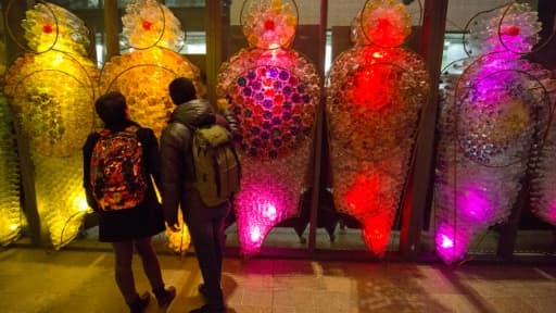 Des visiteurs admirent des oeuvres de l'artiste britannique Mick Stephenson, parmi les 30 installations artistiques lumineuses qui transforment Londres pour sa première fête des Lumières, le 14 janvier 2016.