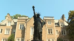 La réplique miniature de la statue de la Liberté trône désormais à l'ambassade de France à Washington