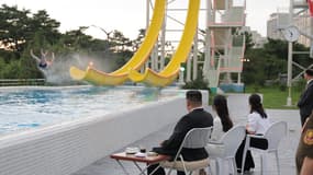 Cette photo, prise le 24 juin 2025 et publiée par l'Agence centrale de presse coréenne (KCNA) le 26 juin 2025, montre le dirigeant nord-coréen Kim Jong Un (à gauche), sa fille Kim Ju Ae (deuxième à gauche) et son épouse Ri Sol Ju (troisième à gauche) visitant la zone touristique côtière de Wonsan Kalma, dans la province de Kangwon, en Corée du Nord.