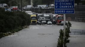 Des véhicules sont bloqués par la montée des eaux sur l'autoroute A47, à Givors, dans le Rhône, le 17 octobre 2024.