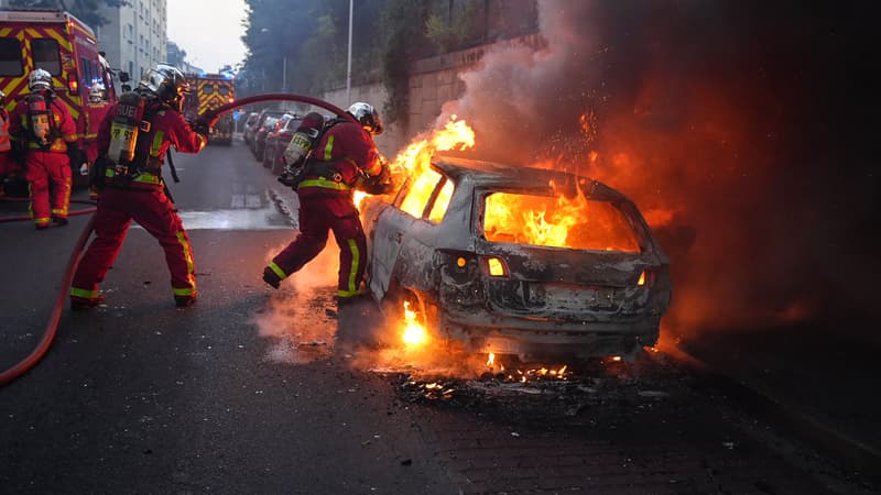Une voiture brûlée à Nanterre dans la nuit de mercredi à jeudi après la mort de Nahel, tué par un policier mardi matin lors d'un contrôle routier.