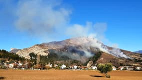 Un important feu de broussaille s'est déclaré ce mercredi en début d'après-midi à Sisteron, à proximité du lieu-dit "Saint-Pierre".