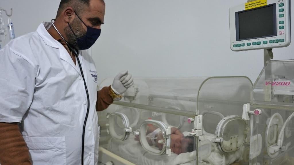 Aya dans un hôpital syrien en compagnie d'un médecin, le 7 février 2023 