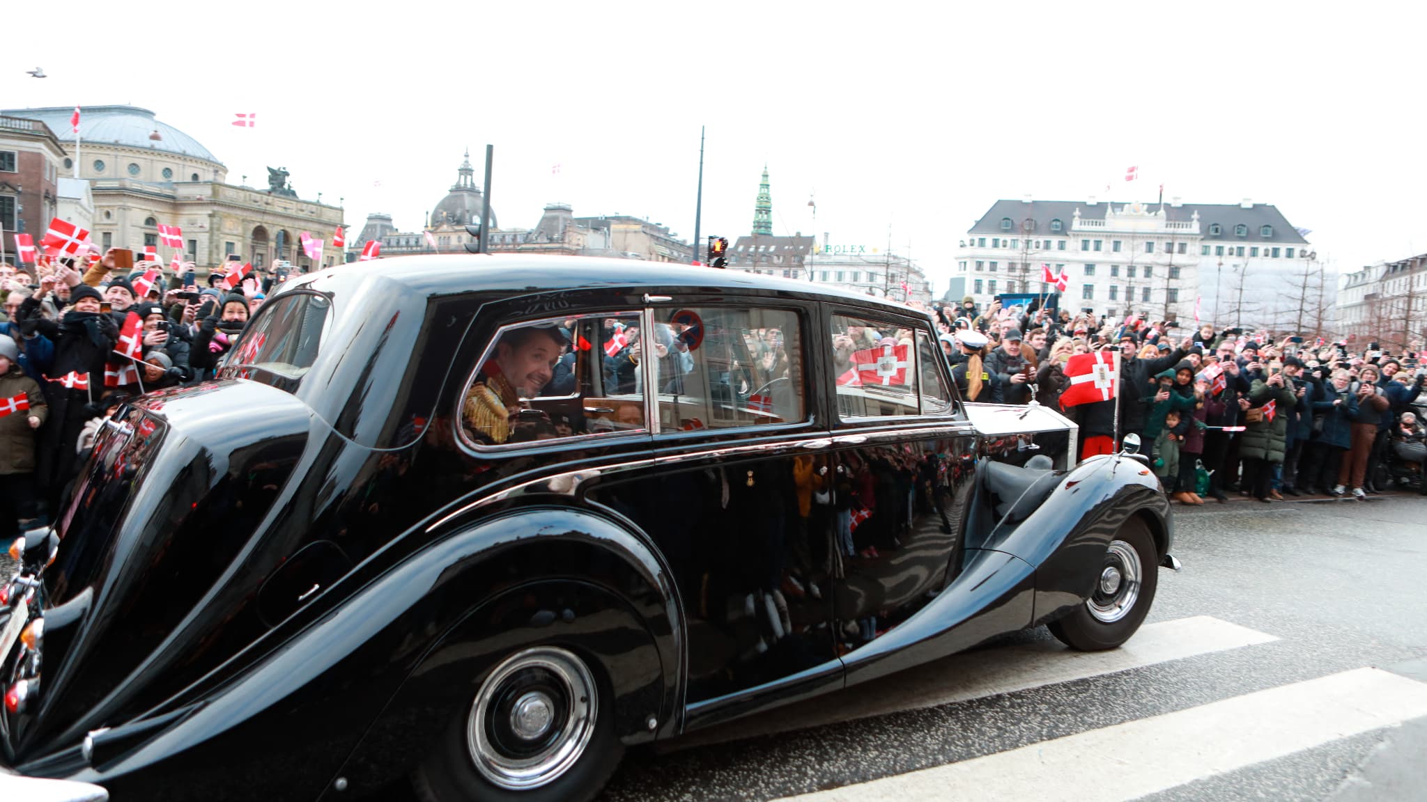 La voiture du prince Frederik du Danemark, en direction du siège du Parlement pour l'abdication de la reine Margrethe II, le 14 janvier 2024.