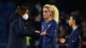La sélectionneuse de l'équipe de France, Corinne Diacre, félicite la milieu de terrain Kheira Hamraoui, à l'issue de la victoire, 5-0 contre la Finlande, au Tournoi de France, le 16 février 2022 au Stade Océane au Havre