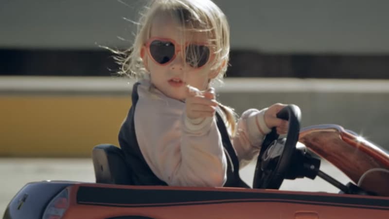 A 5 ans, Lila Kunis est déjà une petite star du net avec ses essais de voitures pour enfant