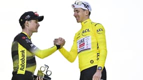 Jonas Vingegaard et Tadej Pogacar sur le podium du Tour de France 2025, le 27 juillet 2025.
