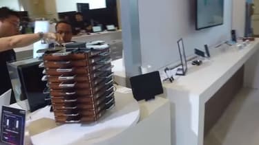 Samsung a réalisé une grappe de 40 Samsung Galaxy S5 qui, ensemble, réalisent des calculs complexes nécessaire au "minage" de Bitcoin.