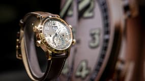 Cette photographie prise le 9 avril 2024 montre une montre exposée sur le stand du fabricant suisse de montres et horloges de luxe Patek Philippe lors de la journée d'ouverture du salon de l'horlogerie de luxe "Watches and Wonders Geneva", à Genève.