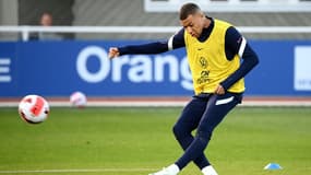 L'attaquant Kylian Mbappé, lors d'un entraînement de l'équipe de France, le 22 mars 2022 à Clairefontaine-en-Yvelines, avant les matches amicaux contre la Côte d'Ivoire et l'Afrique du sud