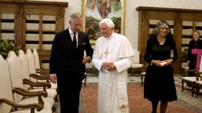 Le prince Charles et le pape Benoît XVI en 2009 au Vatican.