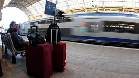 A la gare de Nice, mardi. Les assemblées générales des cheminots qui se sont tenues mardi ont toutes reconduit la grève à la SNCF pour mercredi, selon une source syndicale. /Photo prise le 12 octobre 2010/REUTERS/Eric Gaillard