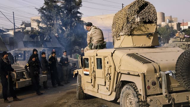 Un soldat irakien assis sur un Humvee, à l'est de Mossoul, le 10 janvier 2017. (Photo d'illustration)