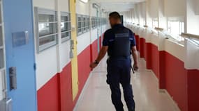 Un surveillant dans un couloir de l'Unité pour détenus violents de la prison de Fleury-Mérogis, en Essonne, le 21 juin 2023