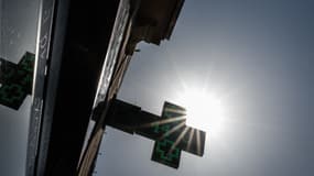 Cette photo, prise le 18 juillet 2022 à Nantes, montre une enseigne de pharmacie affichant une température de 44 °C, alors qu'une vague de chaleur frappe la France.