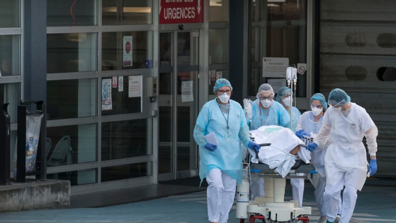 Le personnel soignant de l'hôpital de Mulhouse évacue un patient contaminé au coronavirus, le 17 mars 2020. (Photo d'illustration)
