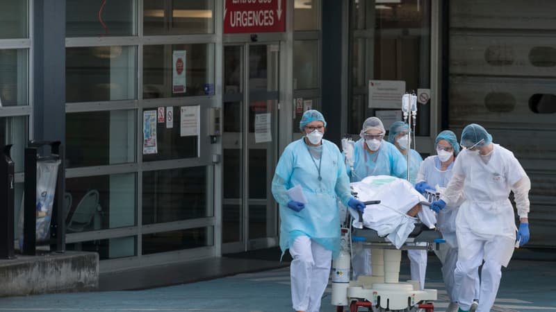 Le personnel soignant de l'hôpital de Mulhouse évacue un patient contaminé au coronavirus, le 17 mars 2020. (Photo d'illustration)