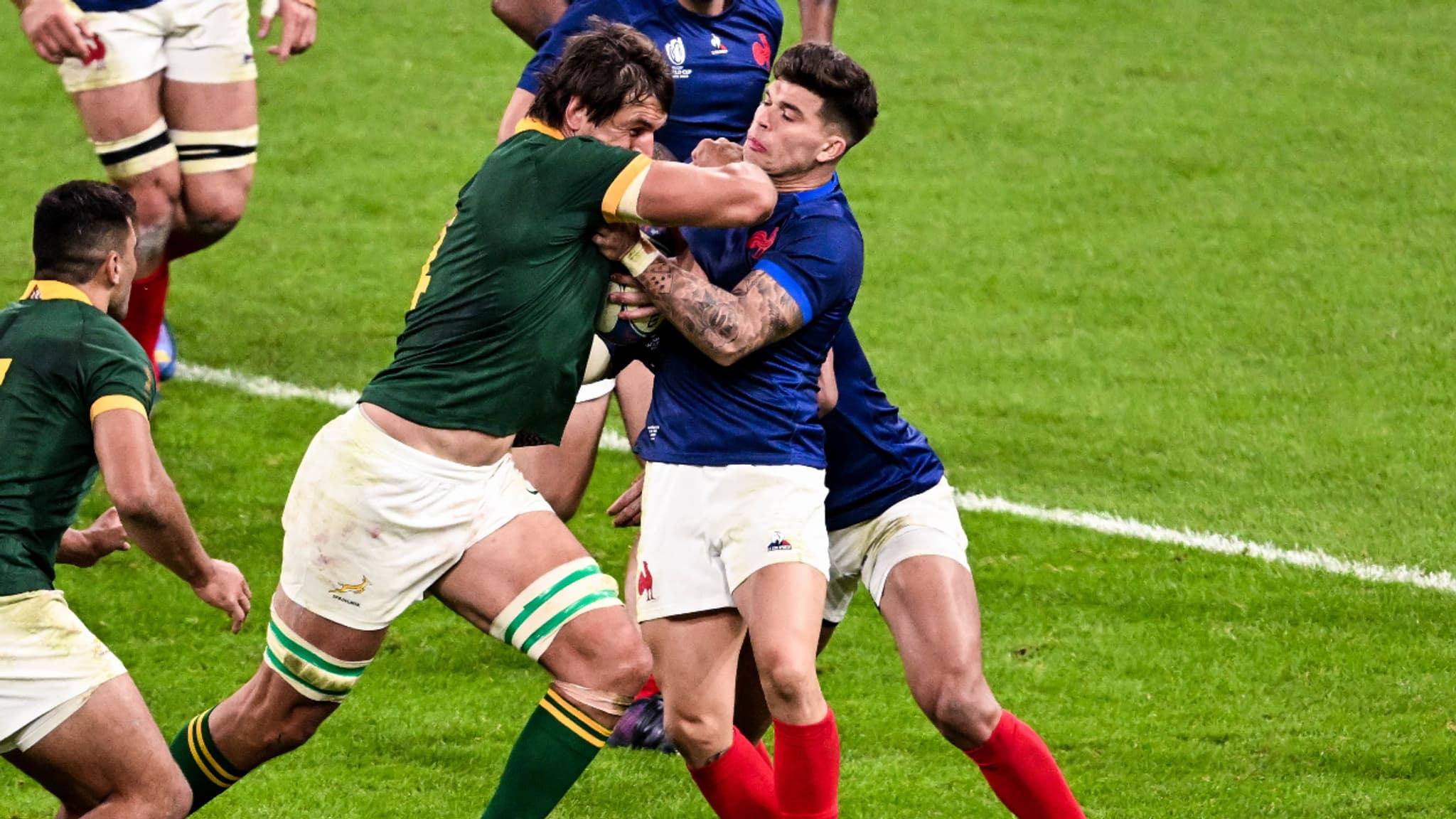 Eben Etzebeth charge Matthieu Jalibert coude en avant lors de France-Afrique du Sud au Mondial 2023 Eben Etzebeth charge Matthieu Jalibert coude en avant lors de France-Afrique du Sud au Mondial 2023