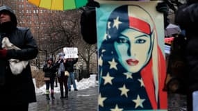 Une femme voilée est représentée sur une pancarte lors d'une manifestation contre le décret anti-immigration de Trump, à New York, le 12 février 2017
