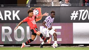 Désiré Doué au duel avec Christian Mawissa Elebi lors de Rennes-Toulouse, 13 avril 2024