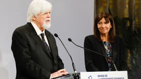 Paul Watson a reçu la citoyenneté de la ville de Paris des mains d'Anne Hidalgo le 3 février 2024.