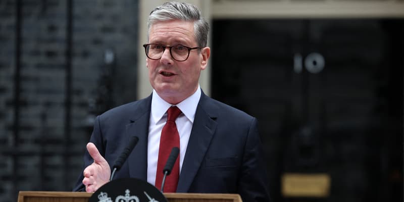 Le Premier ministre Keir Starmer devant le 10 Downing Street à Londre le 5 juillet 2024