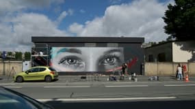 Une fresque géante du regard de Tiphaine Véron installée à Poitiers, le 29 juillet 2021