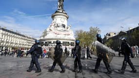 Les policiers manifestant leur ras-le-bol contre la haine anti-flic mercredi place de la République.